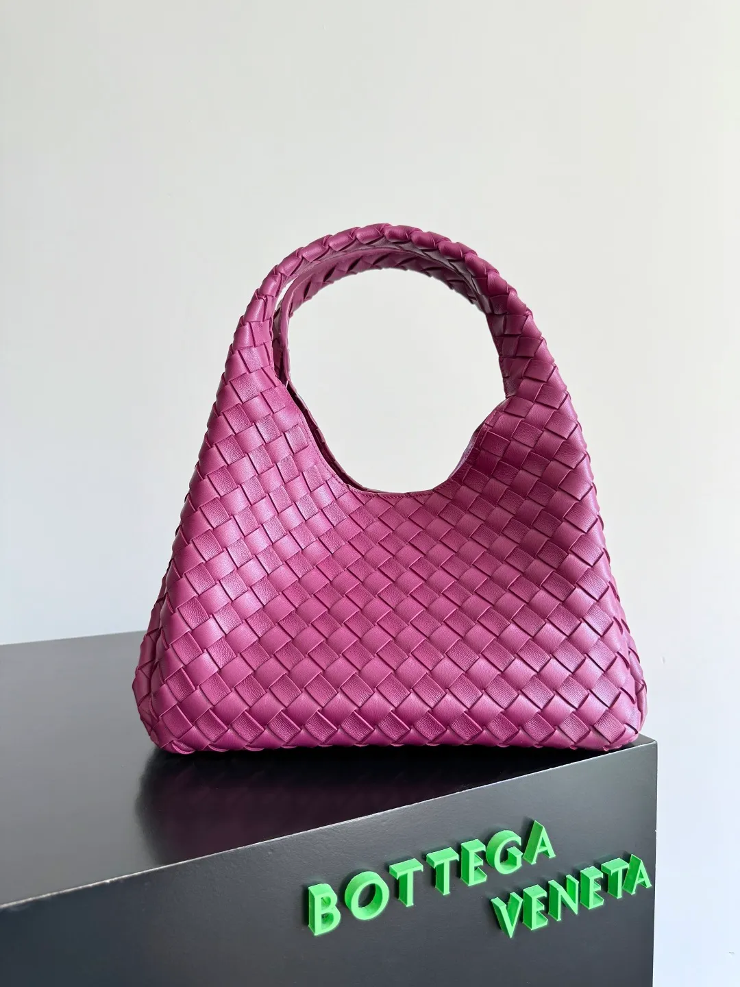 Batch 2160 new products are coming! BOTTEGA VENETA Bottega Veneta's 2025 new Campana shoulder bag is on the market~ First of all, I would like to praise the weight of this bag. As a not too small bag, it is very light for daily use. For people like me who need to carry a lot of belongings when going out, this advantage is great, and it greatly reduces the burden of traveling. 🛍️The shape is a bit like a combination of parachute and jodie. The blunt triangle shape is cute and honest. Carrying it on your back when going shopping is a good mood accelerator. The handles and body of the bag are both classic weaves. A tie is added to the original open design. If it is not tied up, the bag will look like a small vegetable basket when carried. Style number: 844249 Size: 33*20*16.5cm